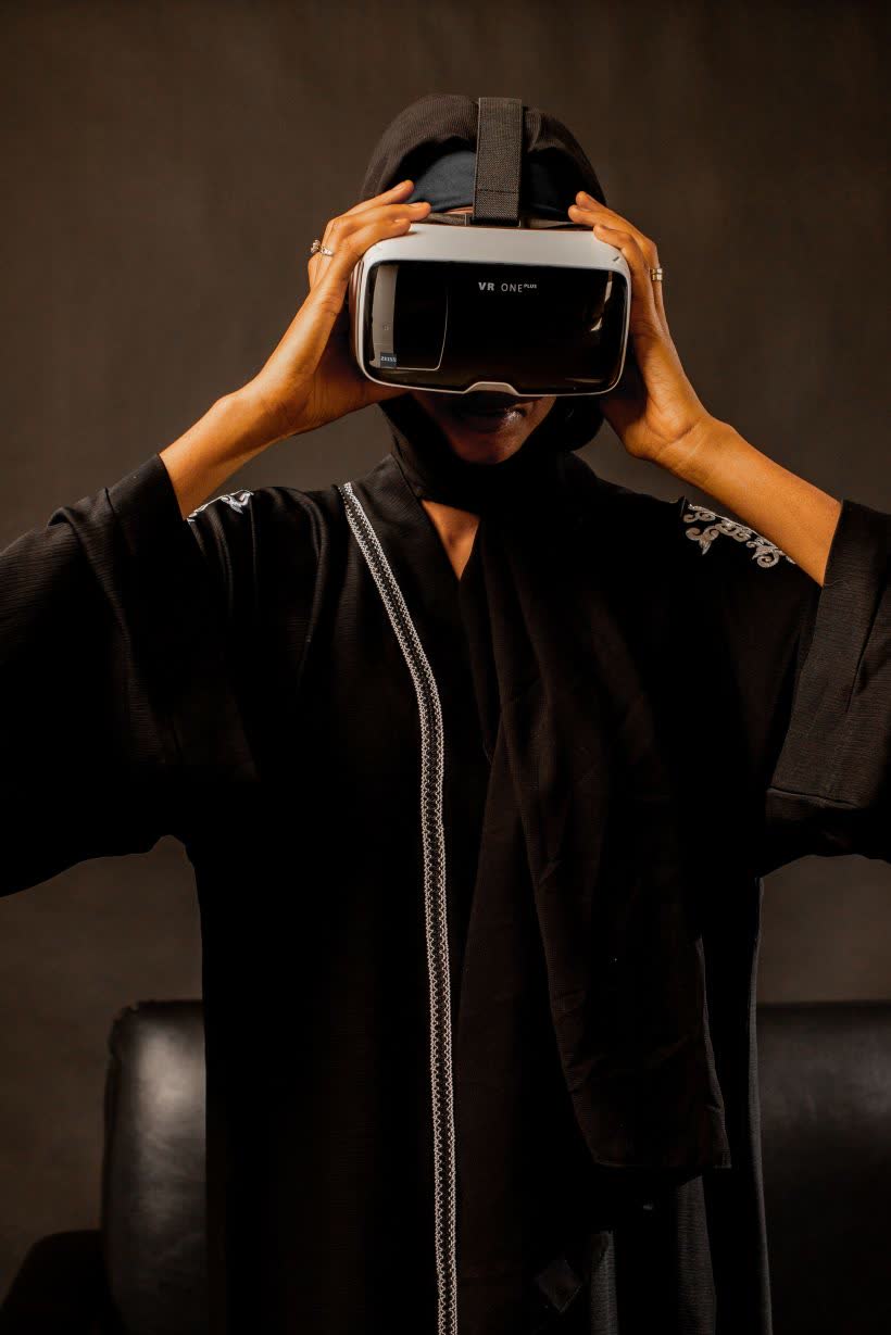 Person testet ein VR-Headset